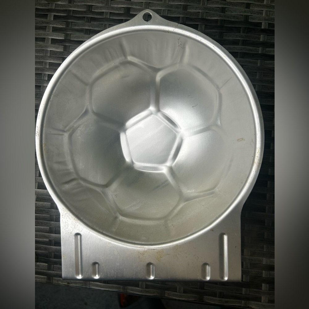 ⚽️Wilton Soccer Ball Cake Pan💚